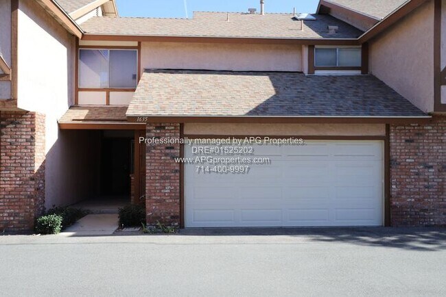 Building Photo - Well Appointed 2 Bedroom / 1.5 Bathroom co...