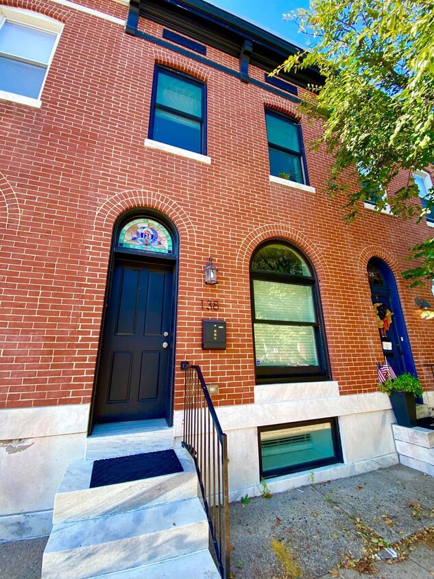Primary Photo - Immaculate 2 Bed/3 Bath Renovated Townhome...