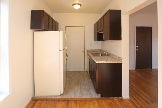 Building Photo - 931 W Sunnyside Ave