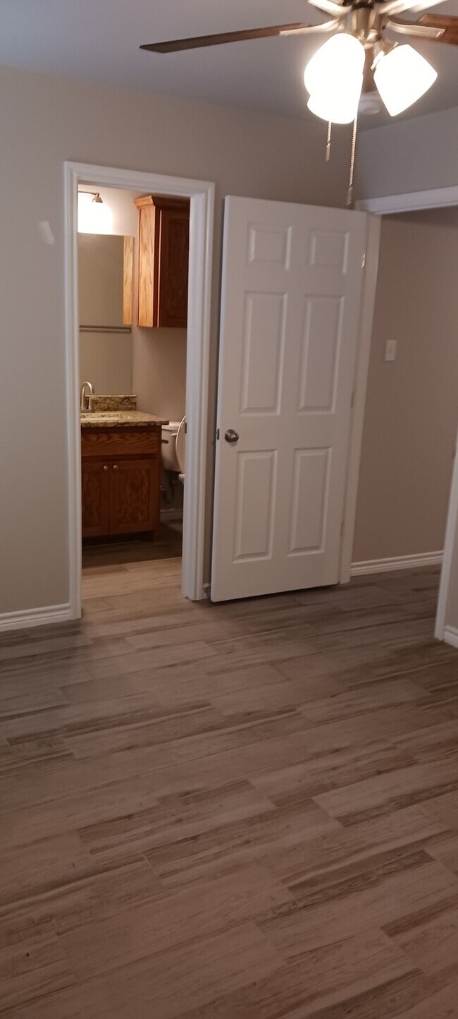 Foto del edificio - 2611 Leroy Ln