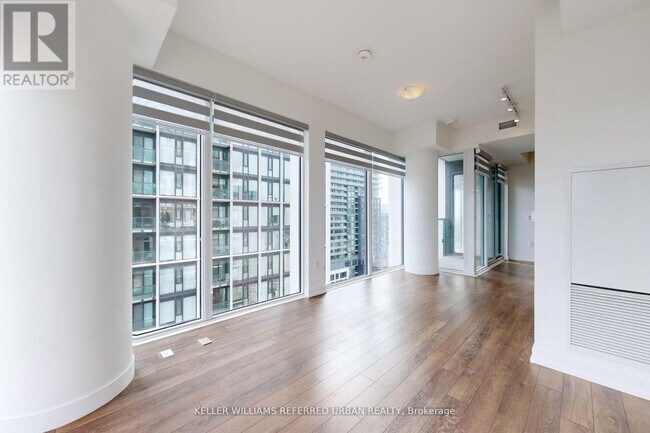 Photo du bâtiment - 158 Front St E