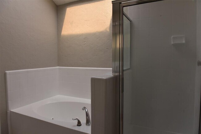 Foto del edificio - Glenmeadow Drive, Stafford, TX 77477 - 4 BR 2.5 BA single-family home