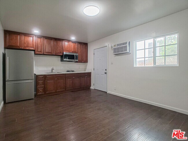 Foto del edificio - 453 N Kingsley Dr