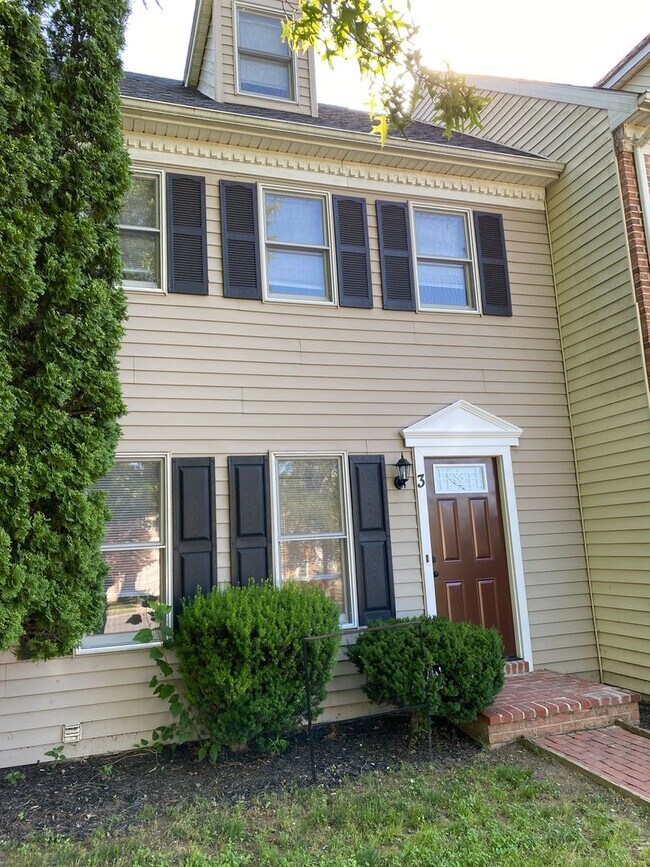 Foto del edificio - Beautiful 3 BR 1.5 BA End Unit Townhouse i...