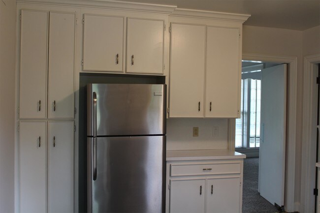 Building Photo - 601 Vosswood Dr