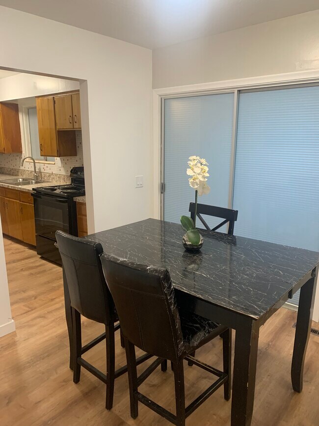 Table and 4 chairs - 896 Raymond Dr