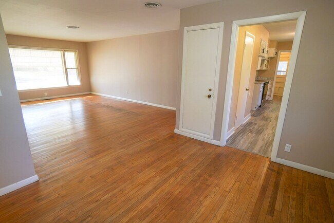 Foto del edificio - 3 bed, 1 1/2 bath home near the campus of the University of Oklahoma