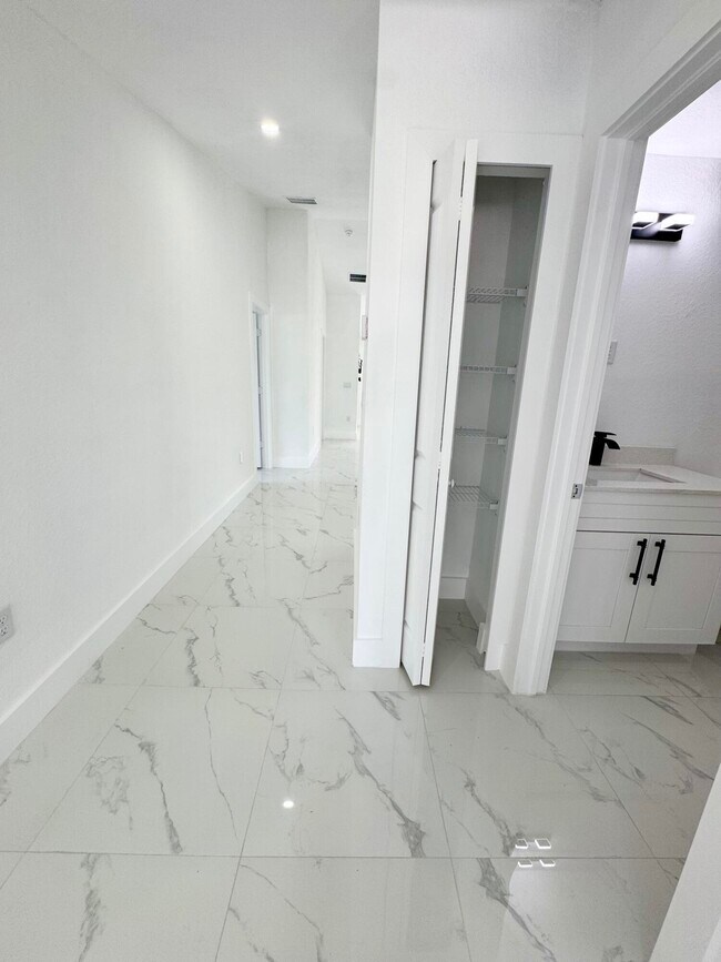 Foto del edificio - 670 Chemstrand St E