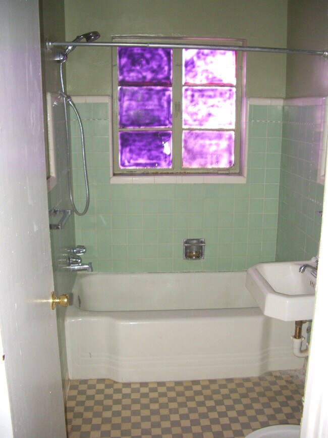 Foto del edificio - 1337 E 9th St