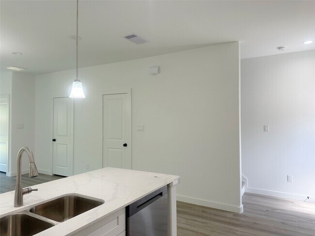 Foto del edificio - 7813 Hirsch Rd