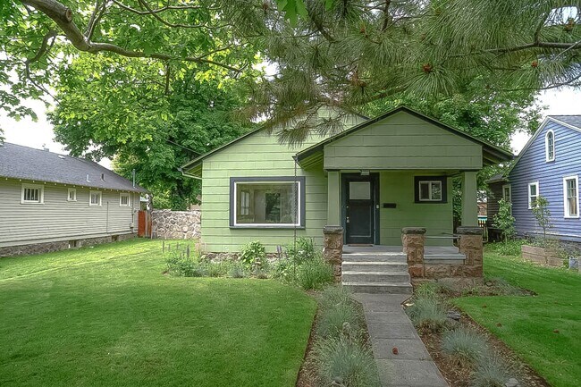 Building Photo - Amazing Westside bungalow across from Harm...