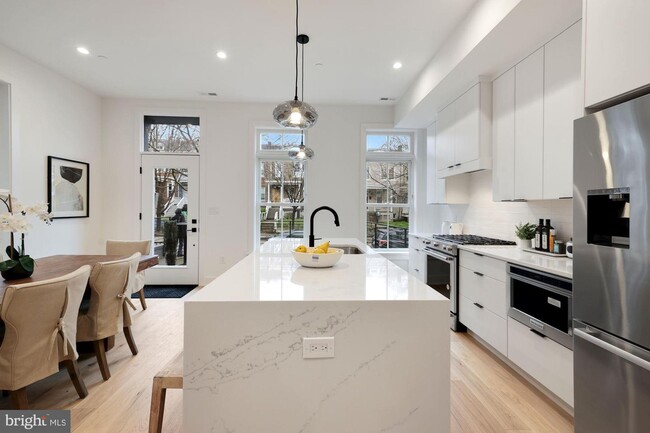 Foto del edificio - 721 Kenyon St NW