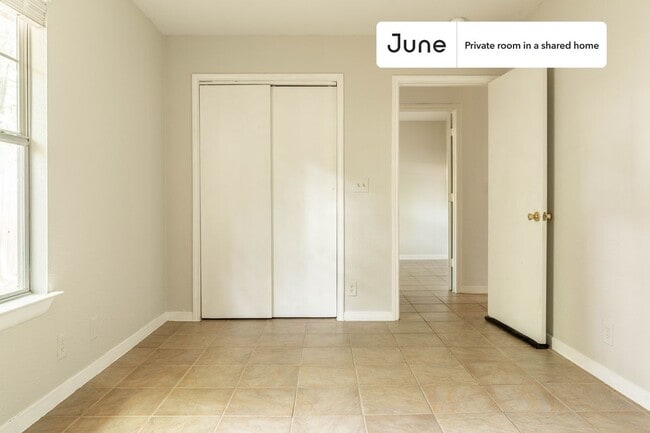 Building Photo - Private bedroom in 3 bed/2 bath Home
