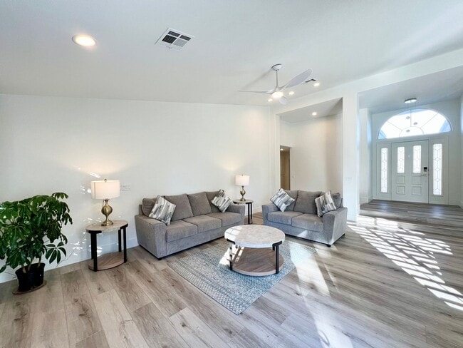 Building Photo - Stunning renovated 3BD/2BA, furnished sing...