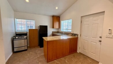 Building Photo - 1328 Midway Dr