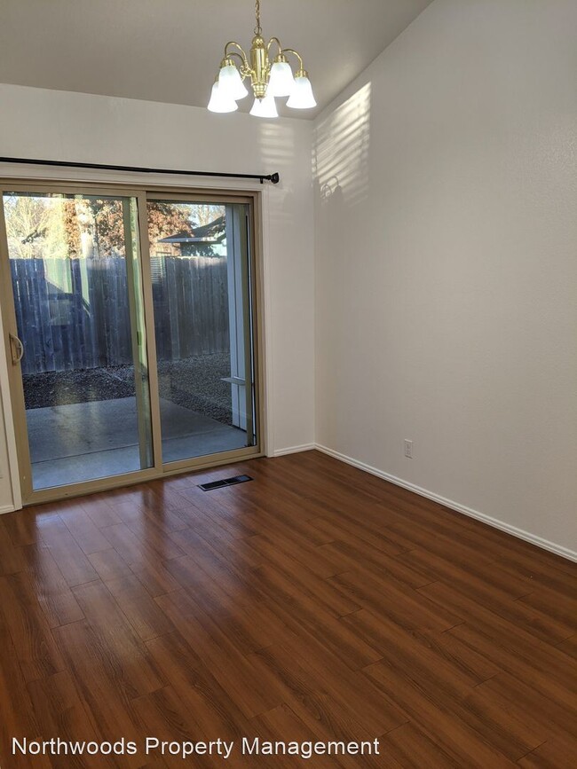 Building Photo - 2 br, 1 bath House - 2015 Crescent Ave