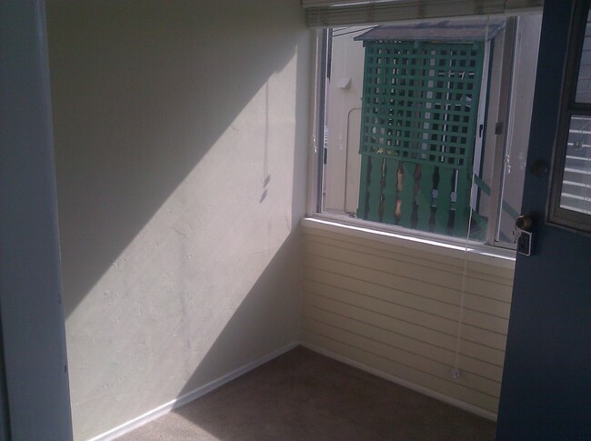 Foto del edificio - Upper studio unit with garage and yard!