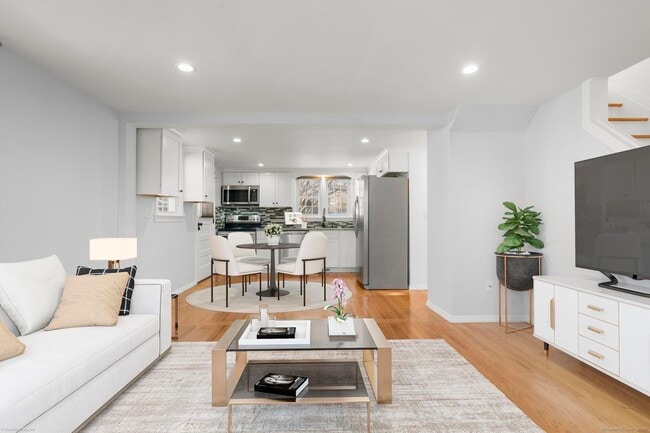 Building Photo - 16 Silk St