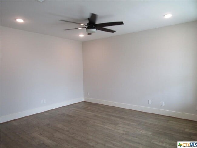 Building Photo - 406A W Crestwood Dr