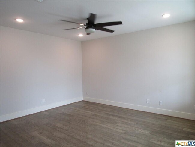 Foto del edificio - 406A W Crestwood Dr