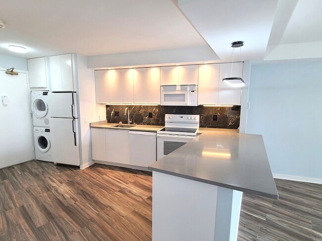 Photo - 300 N State St Apartment