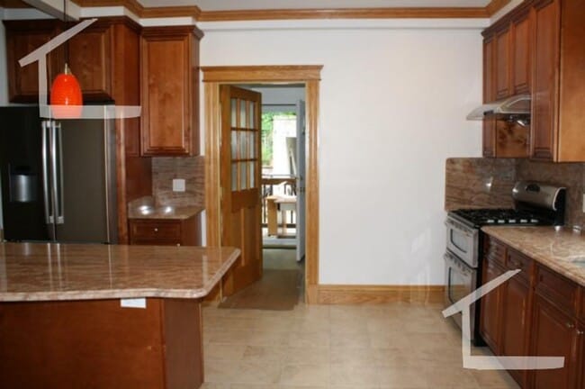 Building Photo - Fabulous XL Apt w 2 full bathrooms in Prime Brookline Area!  Perfect for Grads and Working Pros a...