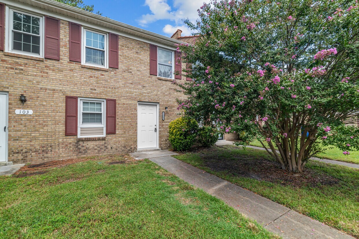 Primary Photo - 105 Palace Cir