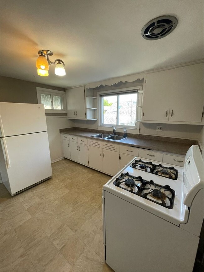 Building Photo - 3257 N Bremen St