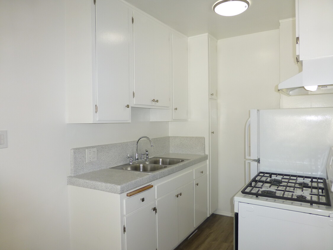 Foto principal - 12766 Matteson Ave