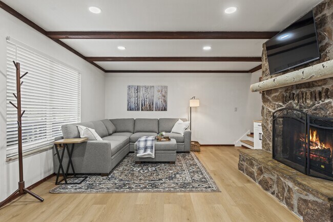 Foto del edificio - 220 Wildflower Dr