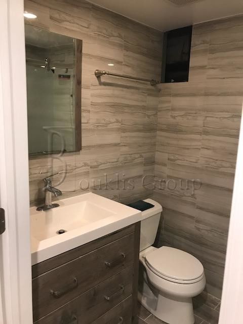 Building Photo - 2411 Crescent St