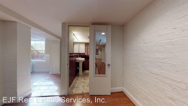 Foto del edificio - 2634 Woodley Pl NW