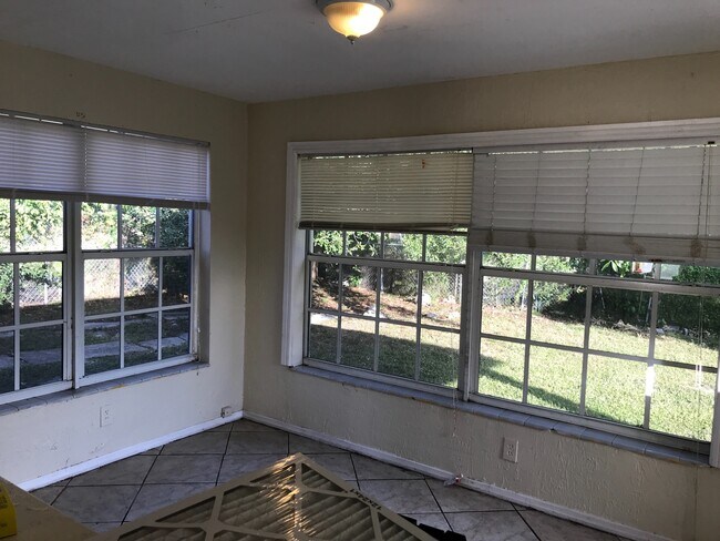 Building Photo - Large 3-1 house