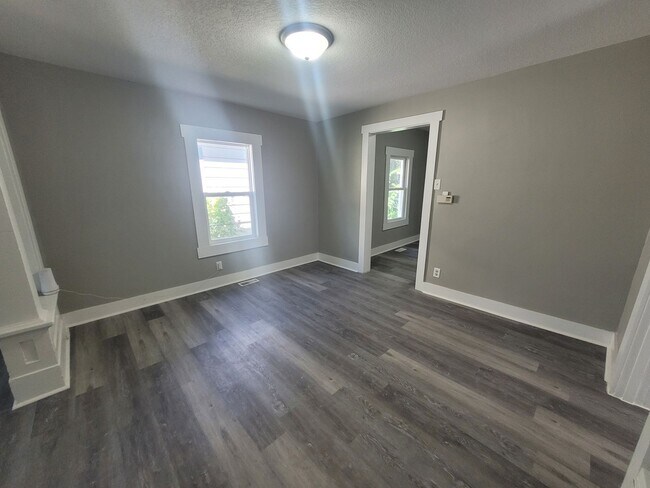Building Photo - Recently Renovated 2 Bedroom, 1 Bathroom w...
