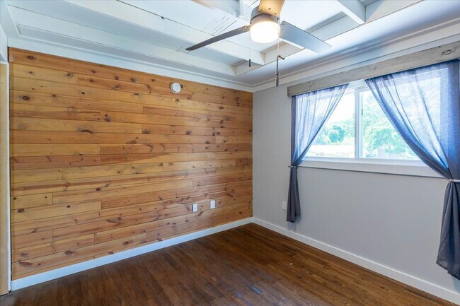Building Photo - "Coastal Charm Awaits: Spacious 2-Bed, 2-B...