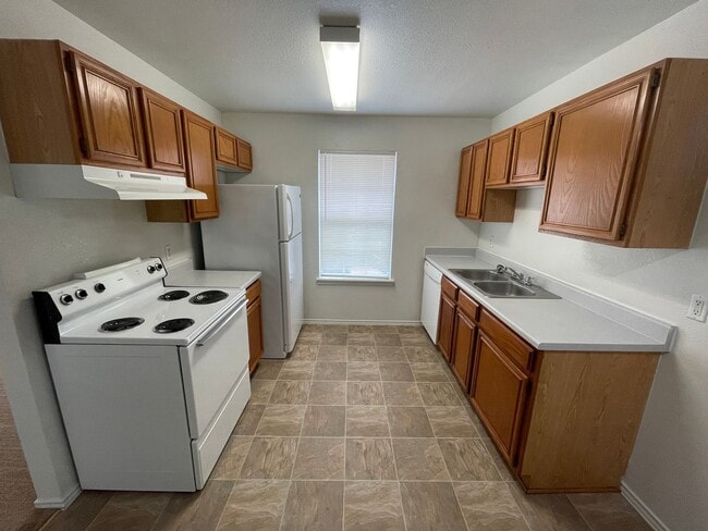 Building Photo - 1706 Benttree Dr
