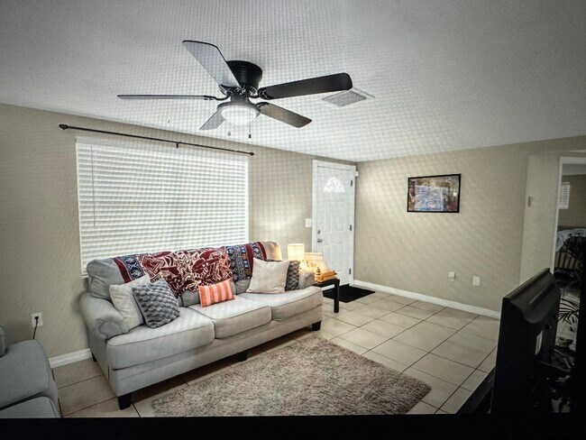 Sala de estar - 6734 Sandalwood Dr