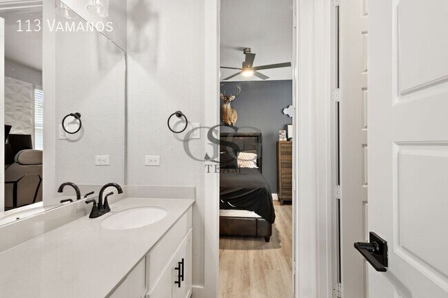 Building Photo - 113 Vamanos-