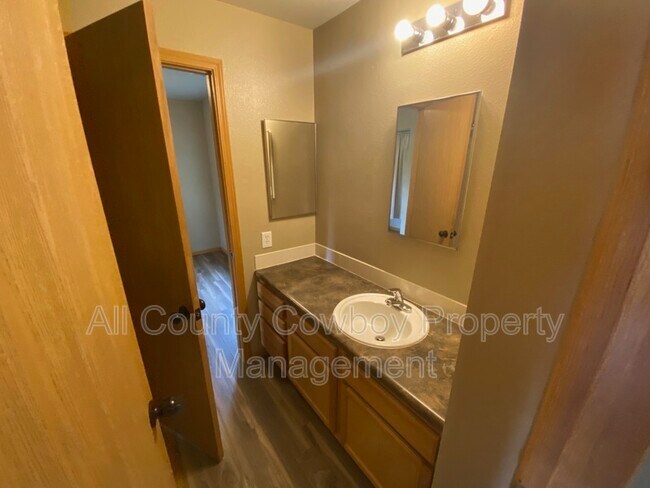 Foto del edificio - 535 E Mitchell St