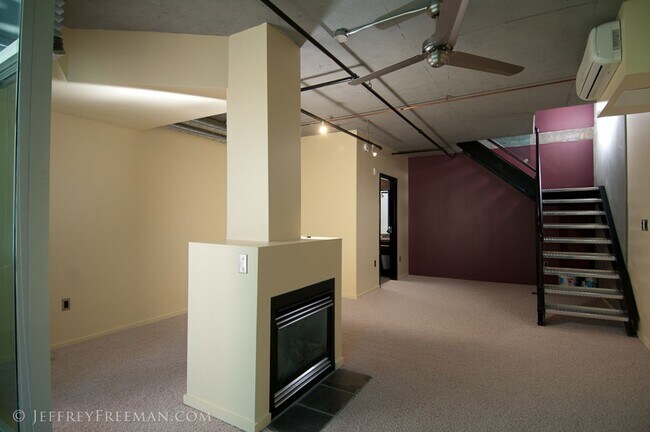 Foto del edificio - Stunning Penthouse Loft in the Mosaic Condos - Gas Fireplaces, A/C, W/D in unit!