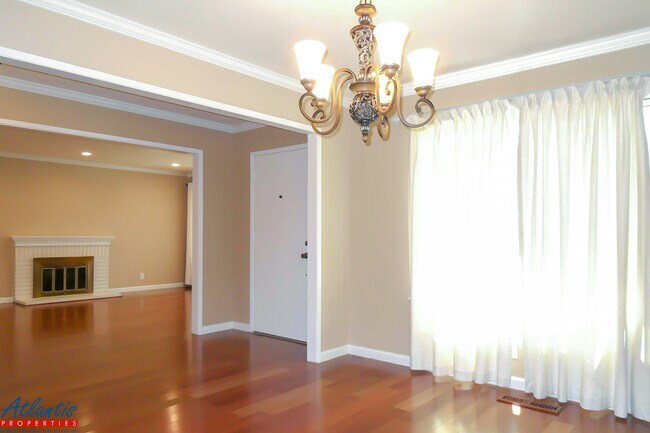 Foto del edificio - Beautiful Home | Brazilian Hwd Floors | Remodeled Kitchen | A/C