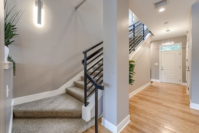 Foto del edificio - Prime Downtown 2-Bedroom Condo Steps from the Old Market!!