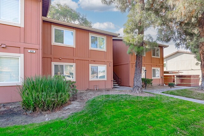 Foto del edificio - 439 Cherry Ln