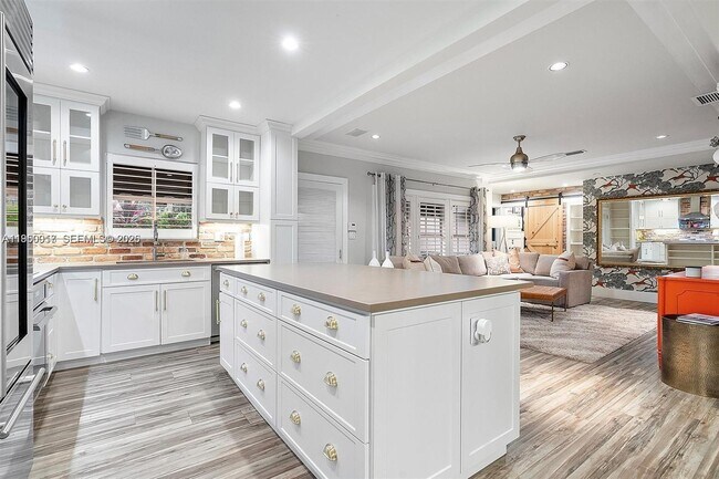 Foto del edificio - 700 Vilabella Ave