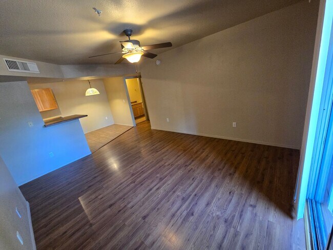 Foto del edificio - 1385 W University Ave