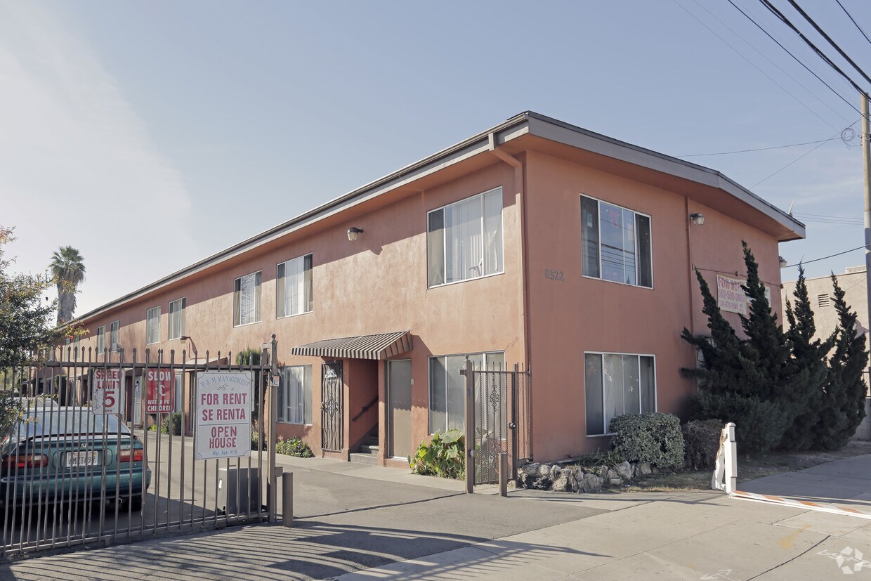Foto principal - 8522 Artesia Blvd