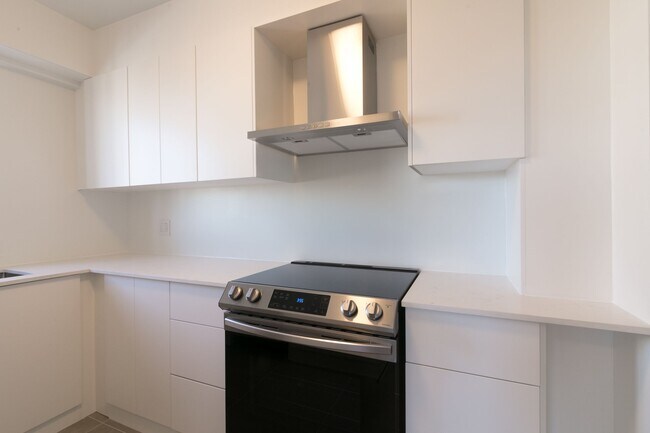 Building Photo - 3555 Chem. de la Côte-des-Neiges