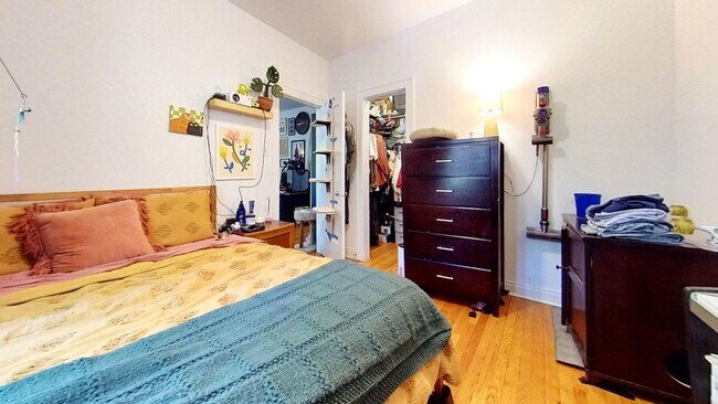Foto del edificio - Raised First Floor East Lakeview One Bedro...