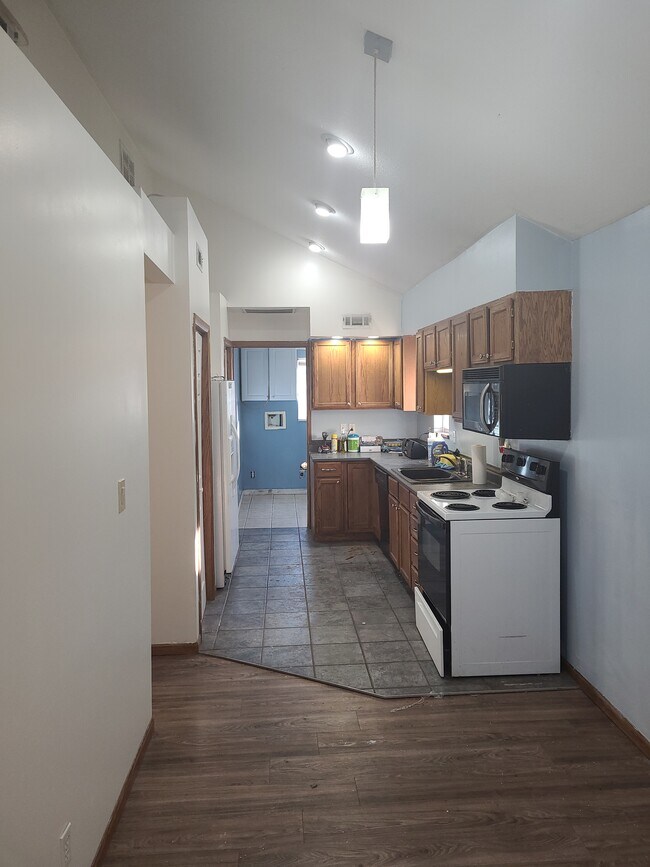Kitchen/Dinning Room - 921 E 11th Ave