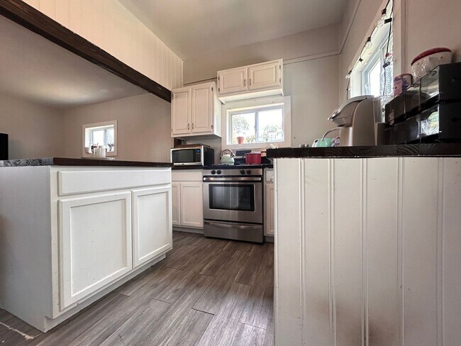 Foto del edificio - Charming 2BR/1BA Home with Garage & Fenced...